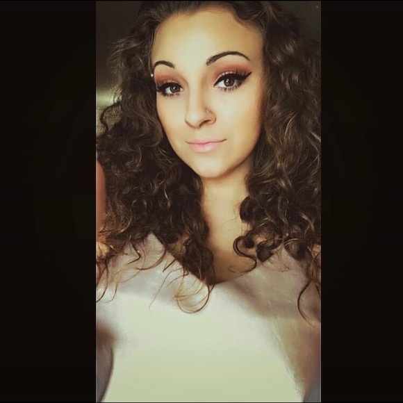 Meet your Posher, Alexis - Picture 2 of 7